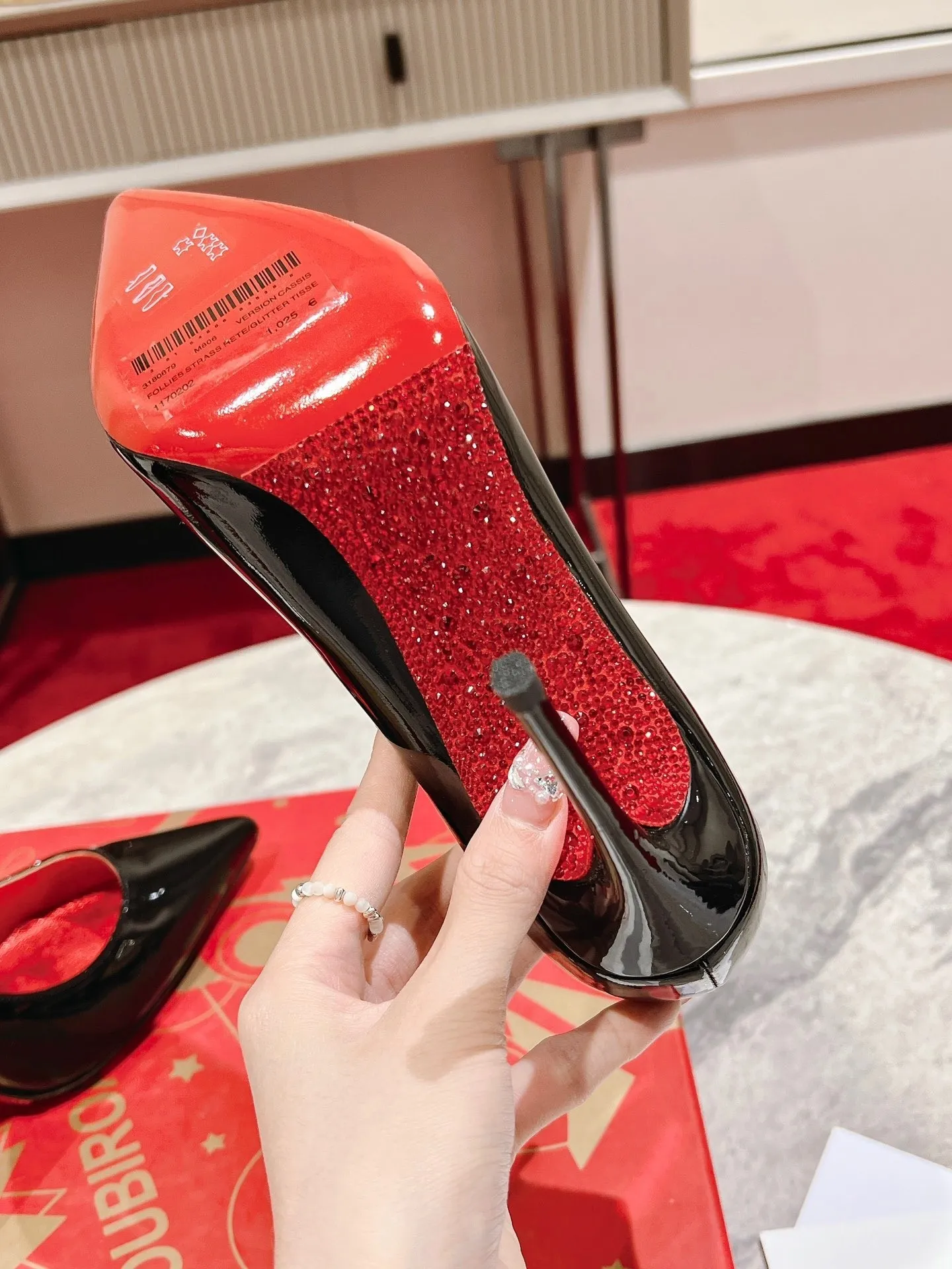 👟👟Ex-factory price 600👟👟 🆑❥∙ Diamond sole shoe☀️✪ꫛꫀw.✔︎ Set on a 100mm heel, its black patent calfskin upper is enhanced by iridescent Louboutin red lining. Standing out for its originality, the sole is entirely decorated with red rhinestones, fixed one by one by hand. Genuine leather outsole size: 35-39 (40.41. Customized, non-refundable and non-exchangeable. Heel height: 12cm. Color: black patent leather, black cowhide
